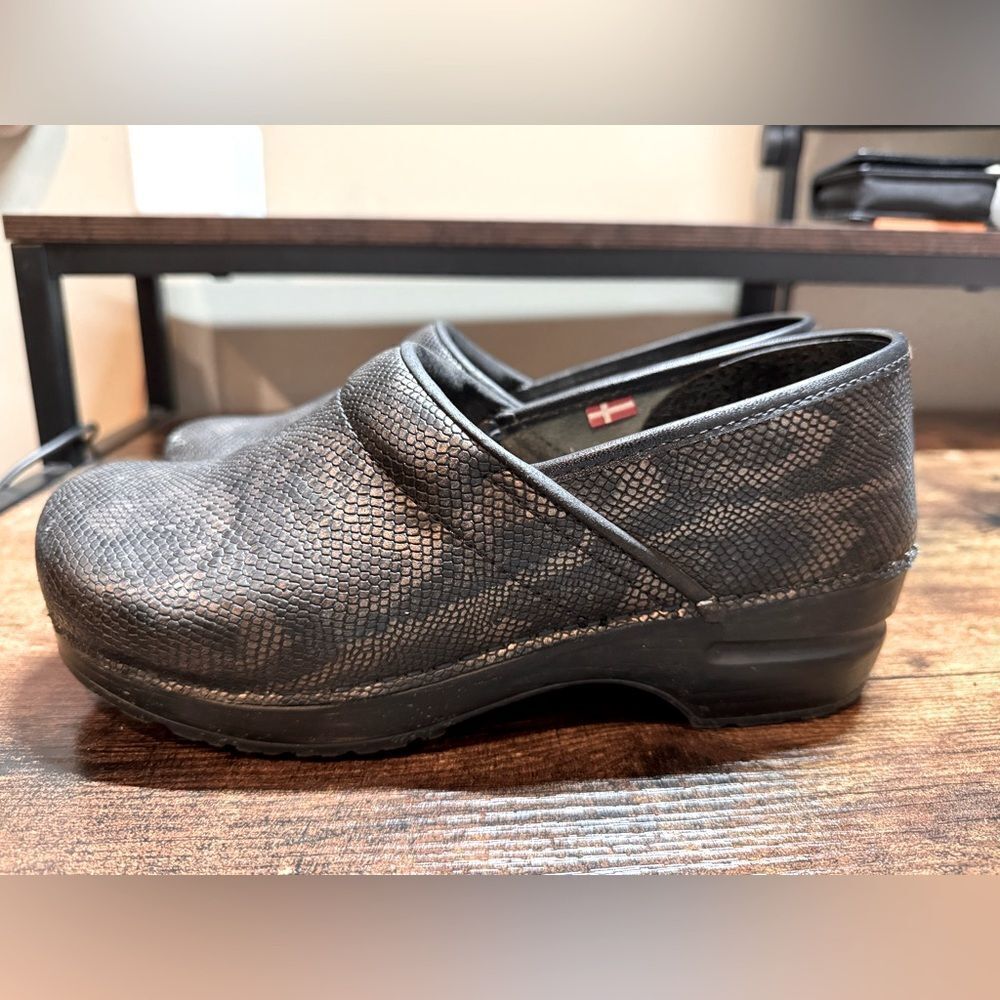 Sanita Gaia Women's Clog in Antique Brown snake print size 40 EU